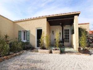 Maisons de vacances Attractive holiday home with shared pool in the Luberon : photos des chambres