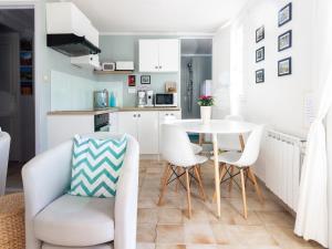 Maisons de vacances Attractive holiday home with shared pool in the Luberon : photos des chambres