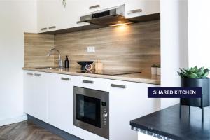 Cozy Room w Shared Kitchen, Fast WiFi Near Station