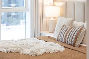 FIRST CLASS 2BR Luxury Canal & Pool Views