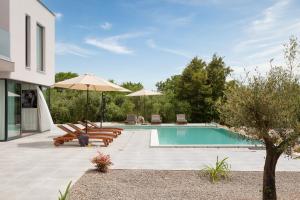 Villa KM 5 Bedroom with pool and garden