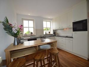 Farmhouse in Elsendorp near Forest Trails