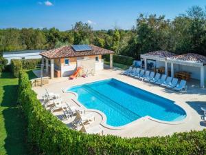 Mobile Home in Banjole with Pool near Beach