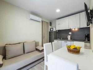 Mobile Home in Banjole with Pool near Beach