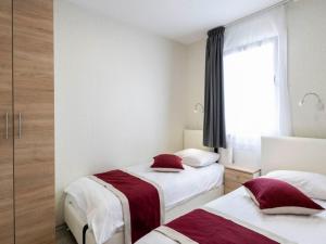 Mobile Home in Banjole with Pool near Beach