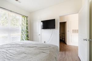 1BR with Queen Bed and Recliner Couch Free Parking