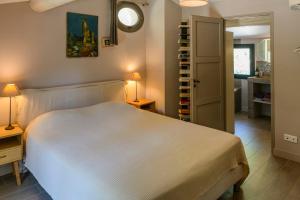 Bastide Blanche Villa with swimming pool and pétanque court in Lourmarin