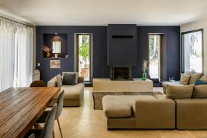 Villas Bastide Blanche Villa with swimming pool and petanque court in Lourmarin : Villa