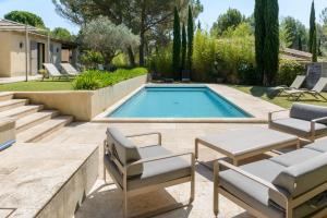 Bastide Blanche Villa with swimming pool and pétanque court in Lourmarin