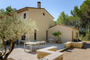 Bastide Blanche Villa with swimming pool and pétanque court in Lourmarin