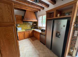Maisons de vacances Le Poirier au Roi, Villa avec Piscine, Jacuzzi, Parc, Etang et calme : Maison 4 Chambres