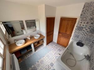 Maisons de vacances Le Poirier au Roi, Villa avec Piscine, Jacuzzi, Parc, Etang et calme : photos des chambres
