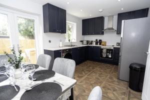 Central Telford Home - Sleeps 8 - Private Parking