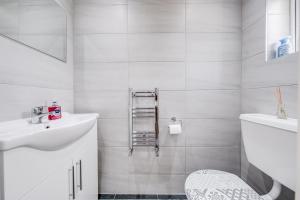 Stylish 2-Bedroom Home with Garden in Leafy Ickenham