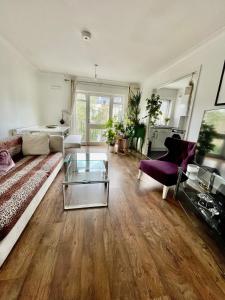 Adorable Hackney Flat with Balcony