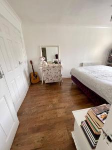 Adorable Hackney Flat with Balcony