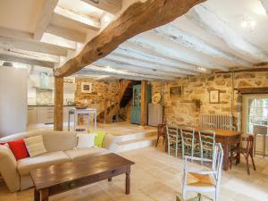 Maisons de vacances Grives Poolside Family Escape : photos des chambres