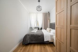 Saska Kępa Grey Harmony Apartment by BookingHost