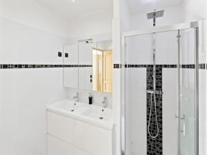 Maisons de vacances Holiday Home in Brignoles with Private Pool : photos des chambres