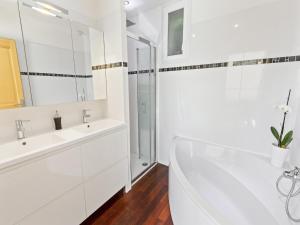 Maisons de vacances Holiday Home in Brignoles with Private Pool : photos des chambres