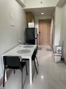 10 minutes from MOA - Cozy Condo with Hot Shower & Balcony