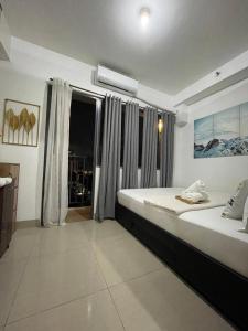 12 Minutes from Mall of Asia - Spacious Condo with Balcony & Hot Shower - 4-Sterne-Hotels in Manila