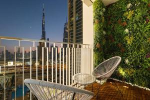 Downtown Dreams Burj Khalifa View with Dubai Mall, Pool & Free Parking
