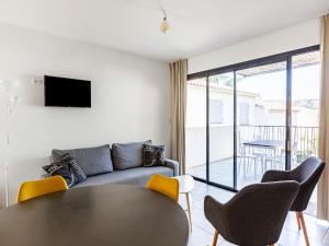 Attractive Holiday Home in Malaucène with Terrace