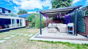 The Bush Residence, Shepperton - Two Ground Floor Guest Bedrooms