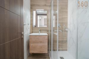 Studio Homes with WIFI & AC just steps to Seafront by 360 Estates