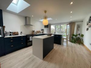 Alma House - Coastal Haven Seahouses Retreat