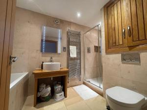 Alma House - Coastal Haven Seahouses Retreat