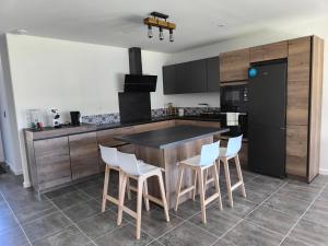 villa récente climatisée avec piscine privée