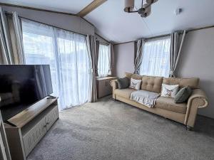 Beautiful Caravan With Decking And Free Wi-Fi At Broadland Sands Ref 20372Bs