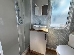 Beautiful Caravan With Decking And Free Wi-Fi At Broadland Sands Ref 20372Bs