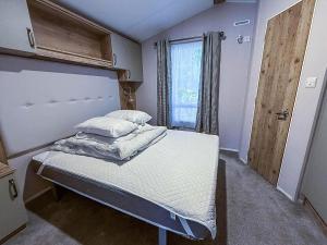 Beautiful Caravan With Decking And Free Wi-Fi At Broadland Sands Ref 20372Bs