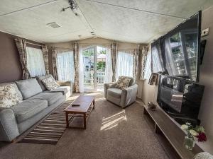 Lovely 8 Berth Caravan With Decking And Nearby Scratby Beach Ref 50005A