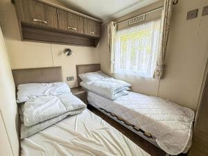 Lovely 8 Berth Caravan With Decking And Nearby Scratby Beach Ref 50005A