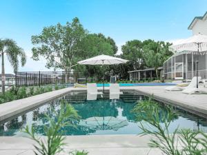 6BR Lakefront Home w Pool Pickleball More
