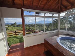 Luxurious country cabin, BBQ, Jacuzzi, TV, WiFi