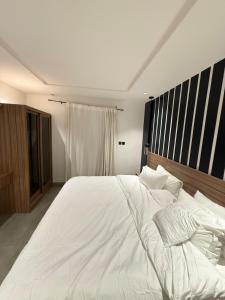 شقة مودرن ثلاث غرف نوم وصالة