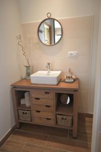 B&B / Chambres d'hotes Aux 3 Forets : Chambre Lit Queen-Size - Vue sur Jardin