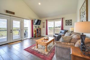 Center Point Countryside Cottage with Deck, Grill!