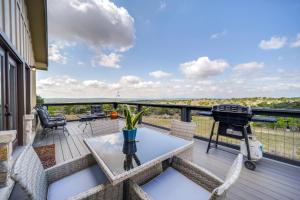 Center Point Countryside Cottage with Deck, Grill!