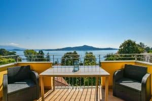 Lake Maggiore View Apt Meina