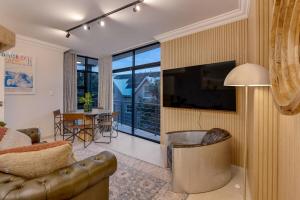 Coastal Calm, Ocean Vibes & Designer Touches