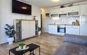 2 Bedroom Nice Apartment In Bibinje