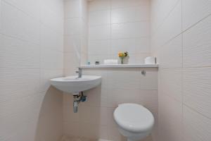 2 Bed, 2 Bath New Build Apartment next to Albert Dock Liverpool & M&S Bank Arena - With Juliet Balcony - Monarchs Quay Arena Apartments - Close to Liverpool ONE Shopping, Exhibition Centre Liverpool, Pullman Hotel, Bars & Restaurants