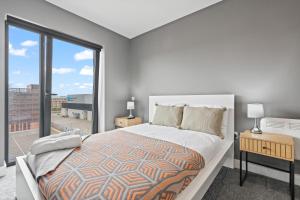 2 Bed, 2 Bath New Build Apartment next to Albert Dock Liverpool & M&S Bank Arena - With Juliet Balcony - Monarchs Quay Arena Apartments - Close to Liverpool ONE Shopping, Exhibition Centre Liverpool, Pullman Hotel, Bars & Restaurants