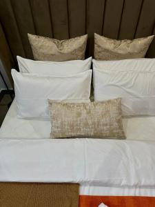 NovaRest Apartment, FULL AC, FREE WIFI, HEATING, FULLY EQUIPPED KITCHEN, PRIVATE PARKING located along the Main Road